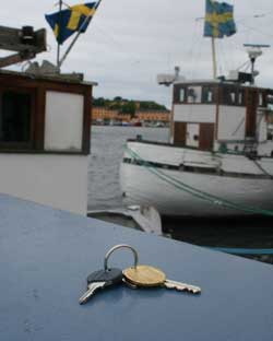 Med en nyckelbricka f�r nycklarna en unik identitet och kan kopplas till oss eller polisen . Det g�r att upphittade nycklar och kvargl�mda f�rem�l kan sp�ras tillbaka till r�tt �gare.